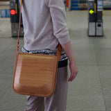 Postman Style Plain line. More you use color change every day. Please enjoy the scent of real wood.■ Material: Cedar, cotton canvas, hides, urethane paint (water-repellent finish)■ Size: Approximately W10 X H10 X D5inch, W18 X H15 X D2.8cm (including the handle)■ Weight: Approximately 520 g / 18oz■ Specifications Inner Pocket 1x each side, Pen holder x 3 Double Fastener