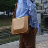 Postman Style Plain line. More you use color change every day. Please enjoy the scent of real wood.■ Material: Cedar, cotton canvas, hides, urethane paint (water-repellent finish)■ Size: Approximately W10 X H10 X D5inch, W18 X H15 X D2.8cm (including the handle)■ Weight: Approximately 520 g / 18oz■ Specifications Inner Pocket 1x each side, Pen holder x 3 Double Fastener