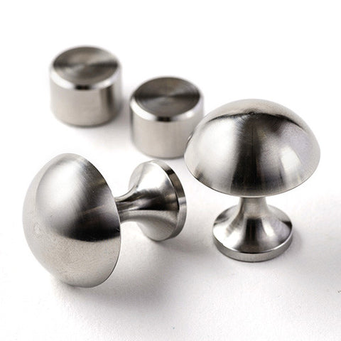 NOC 1H+1 Stainless.Not On the Cuff. Literal meaning forbids one from messing with the shirt sleeves. It also means, not “on credit” in slang. The satisfaction upon wearing NOC is incredible, indeed! For all the gents out there, with vanity and wit. These Cufflinks are hand made in Japan from high-quality Stainless Steel. The cufflinks will come in a beautiful cufflink box.