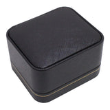 Every piece is made by hand with a traditional technique called ” tsuishitsu”.Painting lacquer over and over for 200-300 layers. Wearing tradition with elegance being the concept, introducing jewelry that enables you to feel the glamour of lacquer.