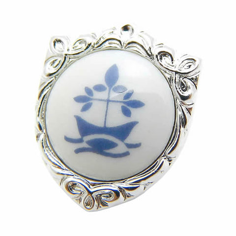 Royal Copenhagen Crest PinsRoyal Copenhagen meets Tokyo cufflinksRoyal Copenhagen – Purveyor to Her Majesty the Queen of Denmark since 1775. Manufacturer of hand-painted porcelain in dinnerware, figurines, collectibles. These Cufflinks are hand made in Japan from high-quality sturdy rhodium. The cufflinks will come in a beautiful cufflink box.