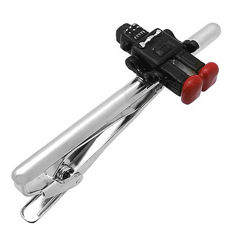 A robot's tie pin tickles a man's heart with a tinplate robot as a motif.