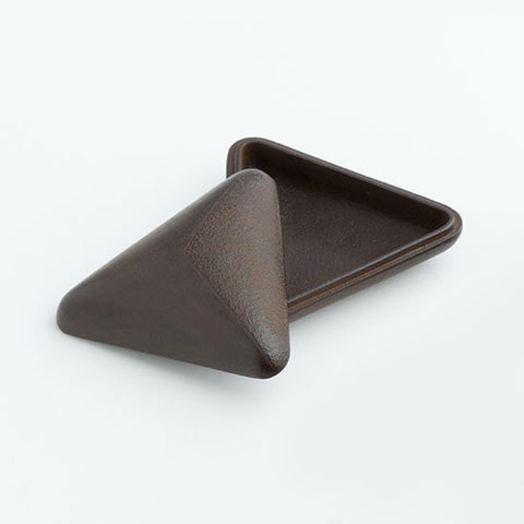 when the Nambu family, who were ruling the current northern part of Iwate prefecture, built Morioka castle and invited imoji and kamashi artisans from places such as Kyoto to have them make Buddhist altar articles, armor, and tea ceremony kettles as part of their plan to revitalize the city and promote cultural activities. With the rich natural resources of the land and the support of the domain leaders,