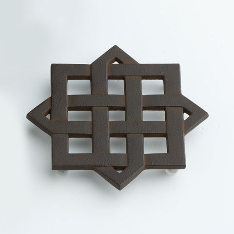 Nambu ironware is said to have started around the middle of the 17th century, when the Nambu family, who were ruling the current northern part of Iwate prefecture, built Morioka castle and invited imoji and kamashi artisans from places such as Kyoto to have them make Buddhist altar articles, armor, and tea ceremony kettles as part of their plan to revitalize the city and promote cultural activities.